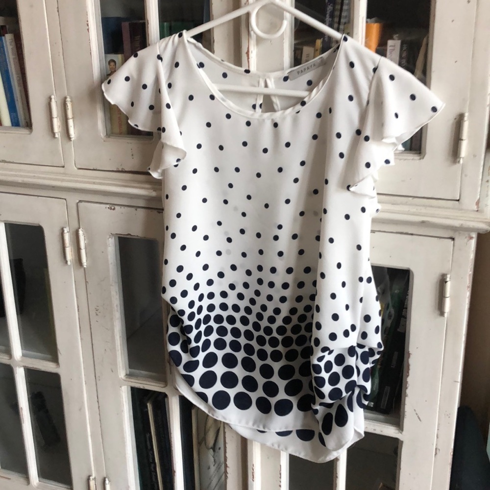 Super cute NWOT papaya top with ruched sides